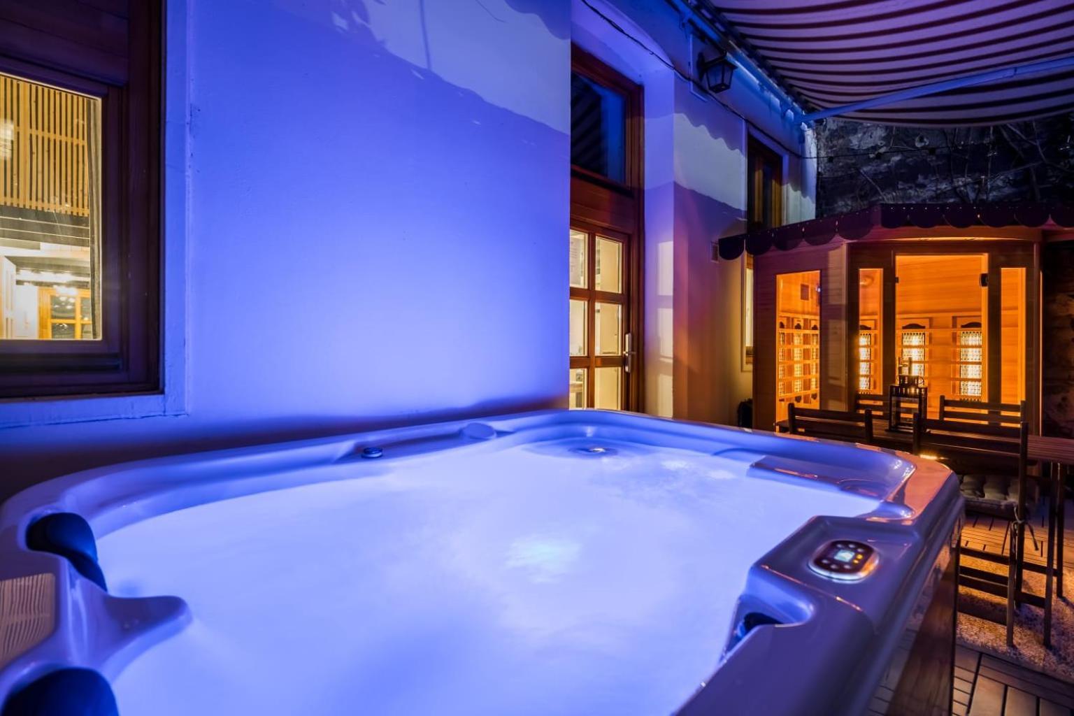 Wellness Wonderland: Garden, Sauna, Jacuzzi In Cbd Budapest Kültér fotó