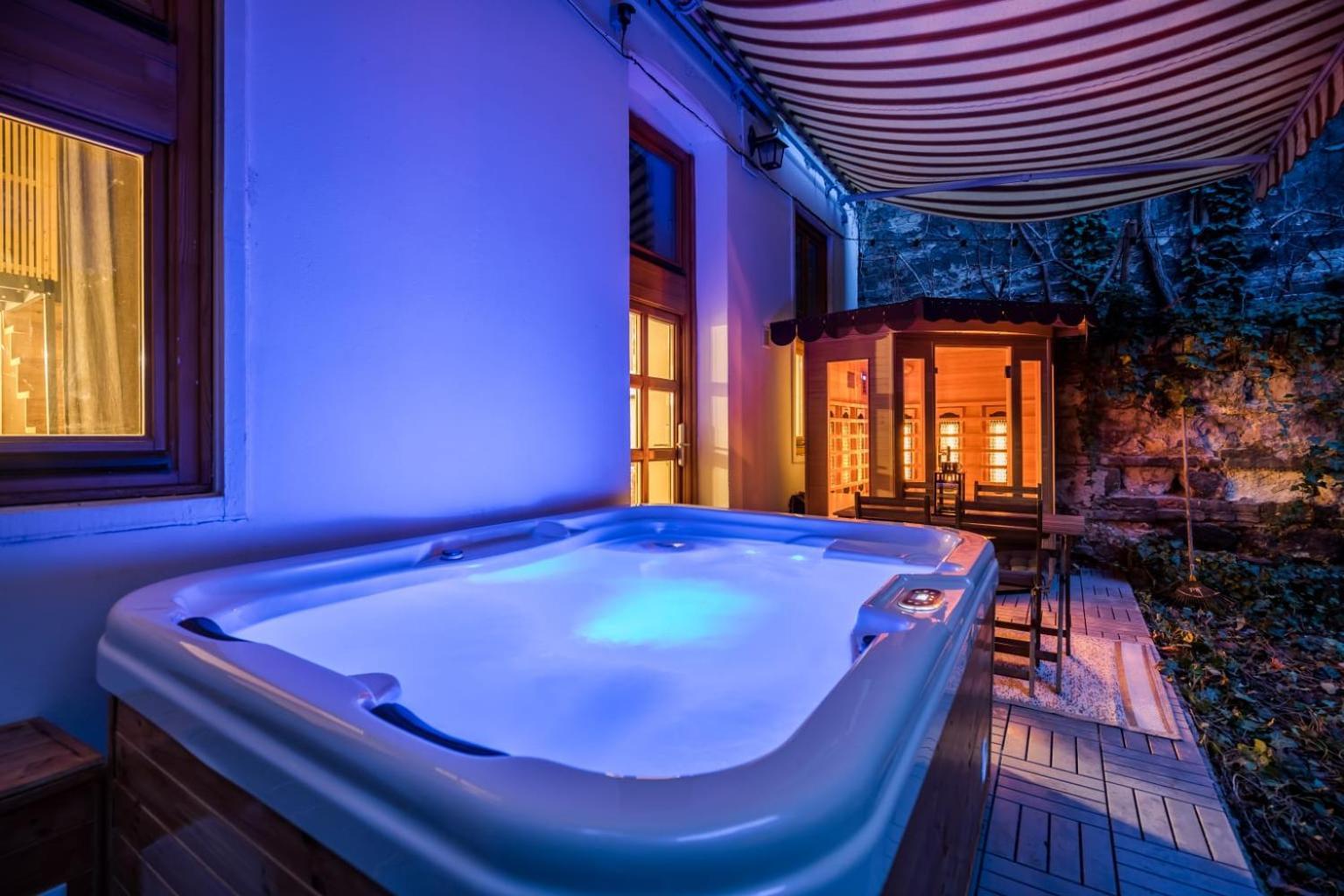Wellness Wonderland: Garden, Sauna, Jacuzzi In Cbd Budapest Kültér fotó