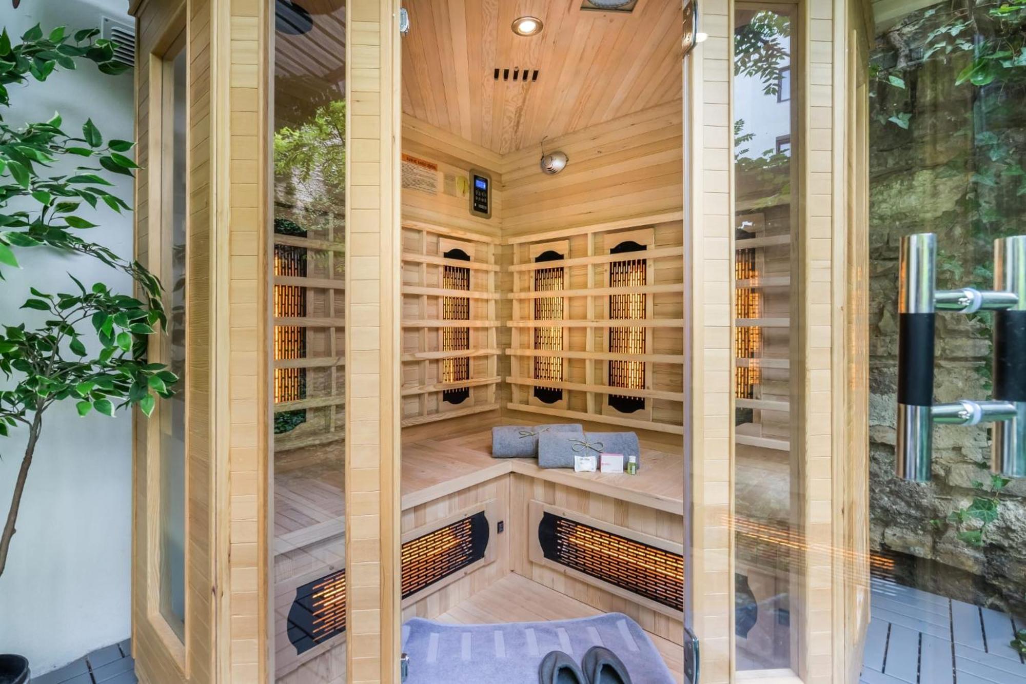 Wellness Wonderland: Garden, Sauna, Jacuzzi In Cbd Budapest Kültér fotó