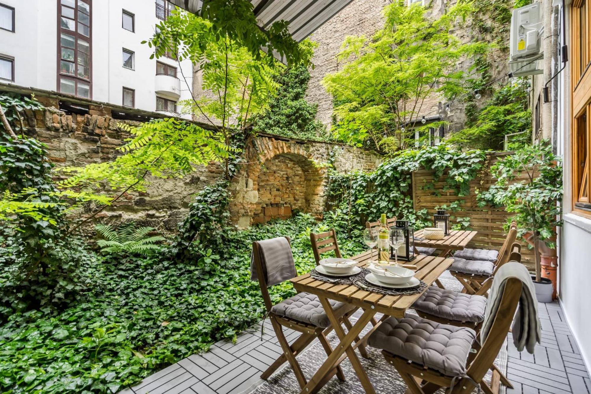 Wellness Wonderland: Garden, Sauna, Jacuzzi In Cbd Budapest Kültér fotó