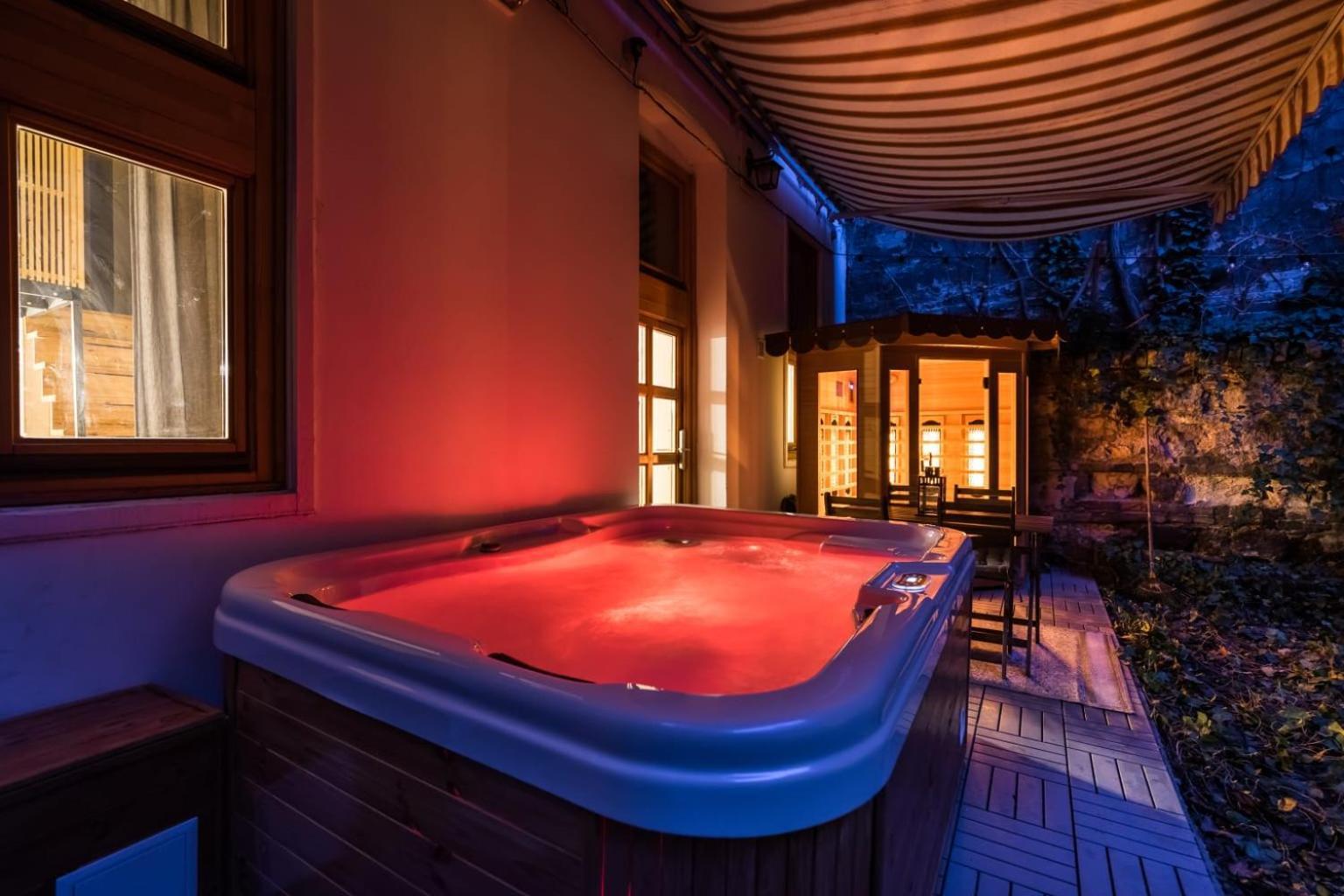 Wellness Wonderland: Garden, Sauna, Jacuzzi In Cbd Budapest Kültér fotó