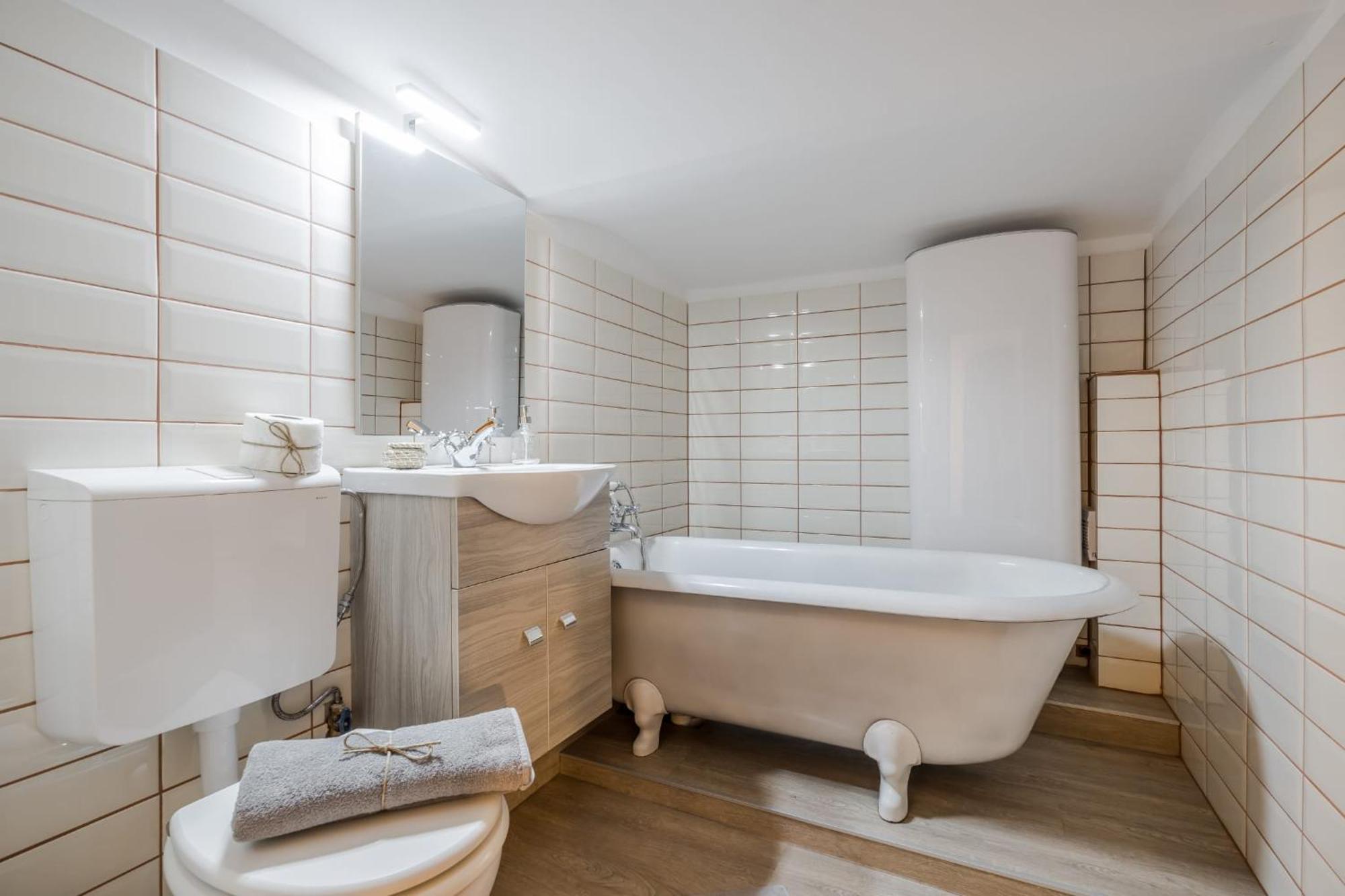 Wellness Wonderland: Garden, Sauna, Jacuzzi In Cbd Budapest Kültér fotó